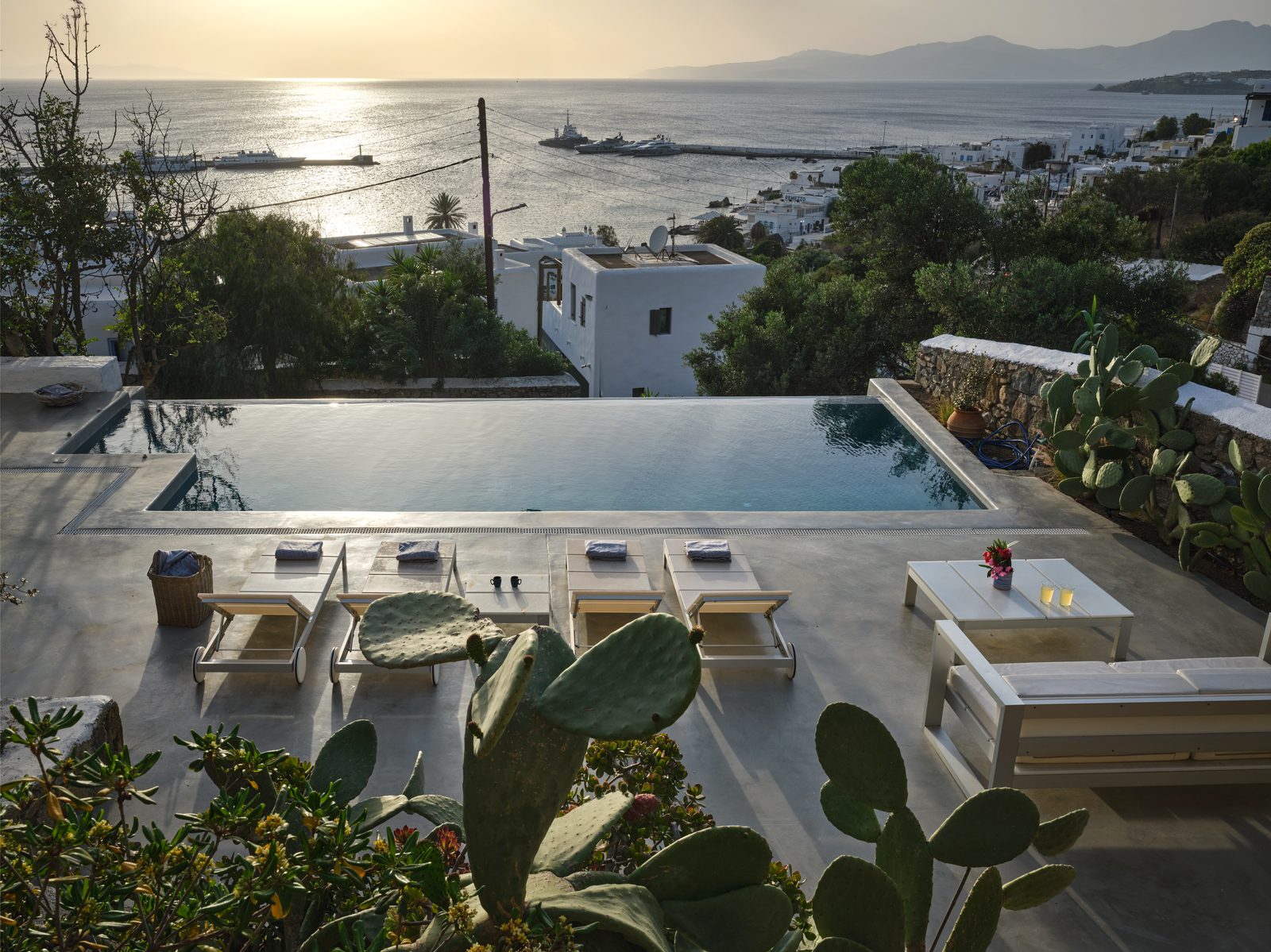 Villa Arc 180 Outdoor Spaces